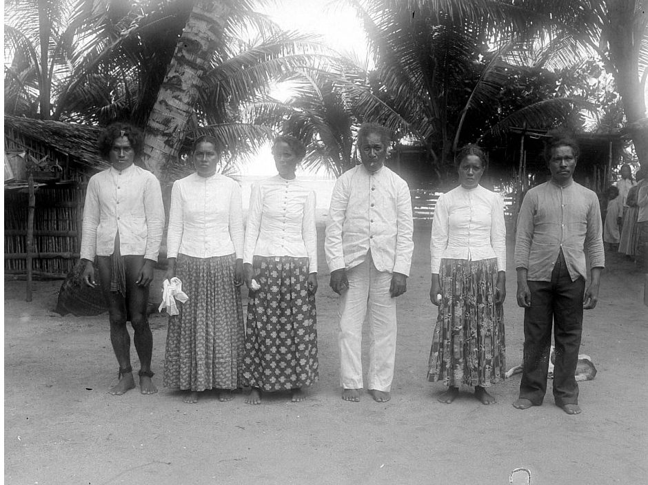 Habitantes de la isla de Mapia (antes Güedes) fotografiados en 1903 por una expedición holandesa
